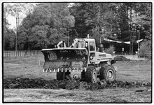 351091 Afbeelding van een graafmachine bij de ingang van het bos bij Nieuw Amelisweerd, tijdens de omstreden aanleg van ...